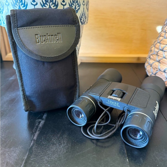 Bushnell Other - 🖤 Bushnell Binoculars w/ Case - 10x32 / 265ft